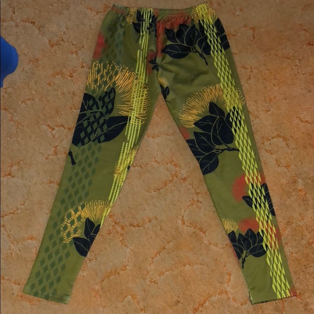 Hawaiian ʻōhiʻa lehua fleece leggings